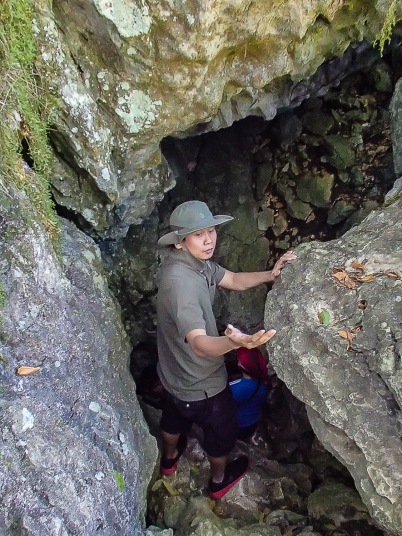 The entrance of Maytuntong Cave is different from the ones I've seen; you need to climb down into a hole on the ground which is approximately 20 feet deep. 